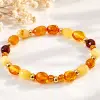 Bracelet extensible en ambre naturel de la mer Baltique et perles dorées