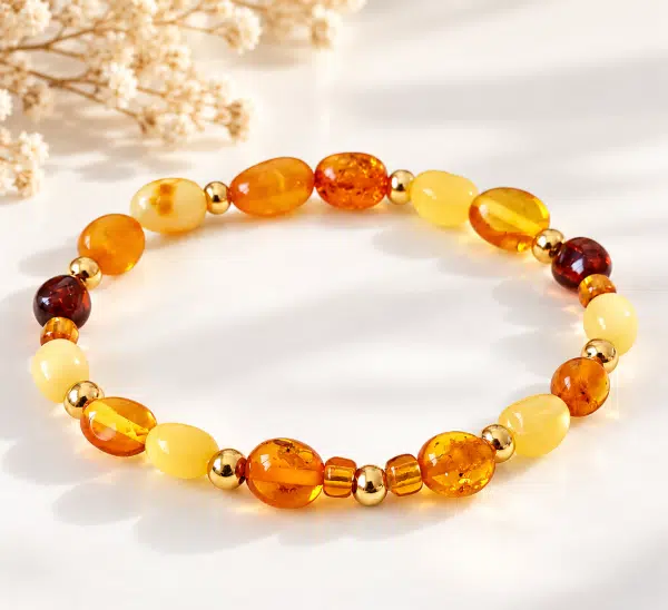 Bracelet extensible en ambre naturel de la mer Baltique et perles dorées
