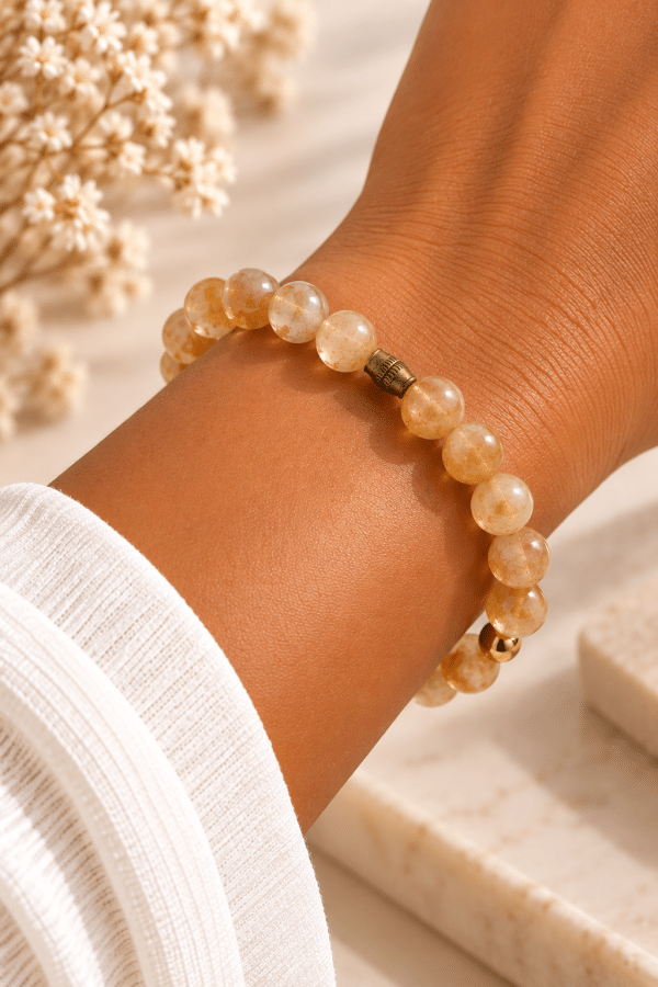 Bracelet extensible en citrine naturelle et perles dorées