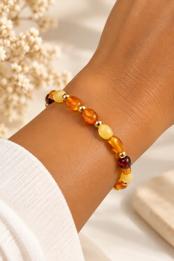 Bracelet extensible en ambre naturel de la mer Baltique et perles dorées